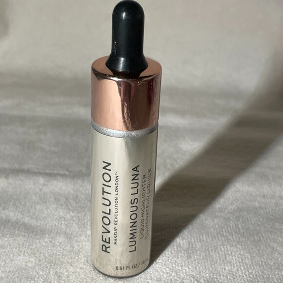 Revolution 18‑Piece Makeup & Skincare Bundle – Palettes, Highlighters, Lipsticks - Picture 6 of 14